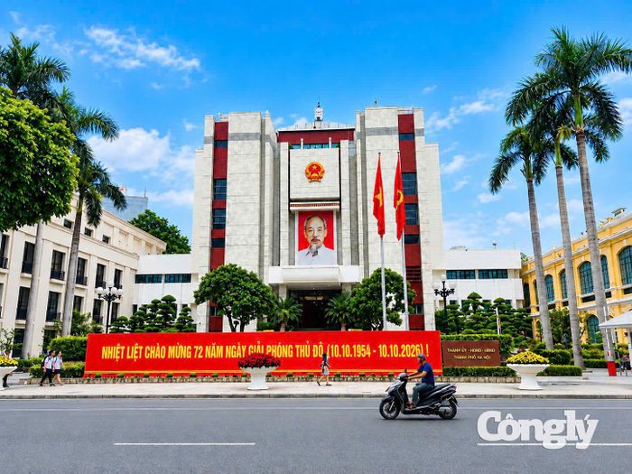 Tại các tuyến phố trung tâm, nhiều pa-nô cỡ lớn với dòng chữ "Nhiệt liệt chào mừng 72 năm Ngày Giải phóng Thủ đô" được dựng lên trang trọng.