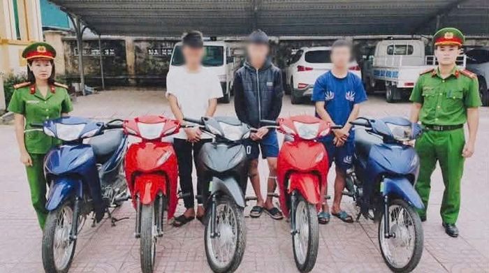 Nhóm đối tượng trộm cắp xe máy cùng tang vật tại CQĐT (Ảnh Công an Hà Tĩnh).