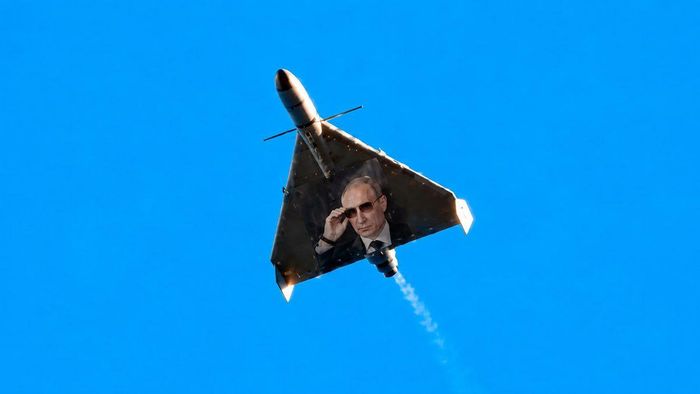 UAV phản lực Geran-4 mang chân dung Tổng thống Nga Vladimir Putin ở phần bụng của thân máy bay, được ghi nhận trên bầu trời Kiev vào ngày 7/10/2026. Ảnh từ các kênh theo dõi của Ukraine/rua.gr
