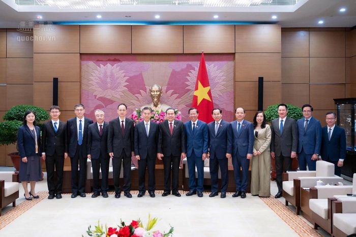 Chủ tịch Quốc hội Trần Thanh Mẫn tiếp đoàn Ủy ban Tài chính và Kinh tế Nhân đại toàn quốc Trung Quốc. Ảnh: Media QH