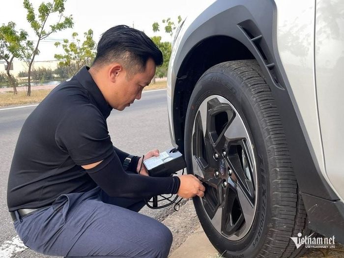 Duy trì áp suất lốp theo đúng khuyến cáo giúp tiết kiệm nhiên liệu hơn. Ảnh: Hoàng Hiệp