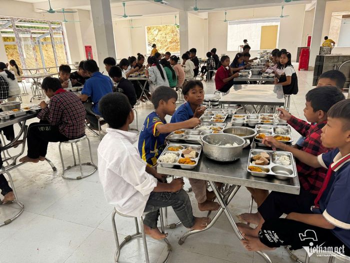 Bữa ăn nội trú của học sinh Trường Nội trú liên cấp Bắc Lý tại cơ sở mới. Ảnh: Thanh Hải