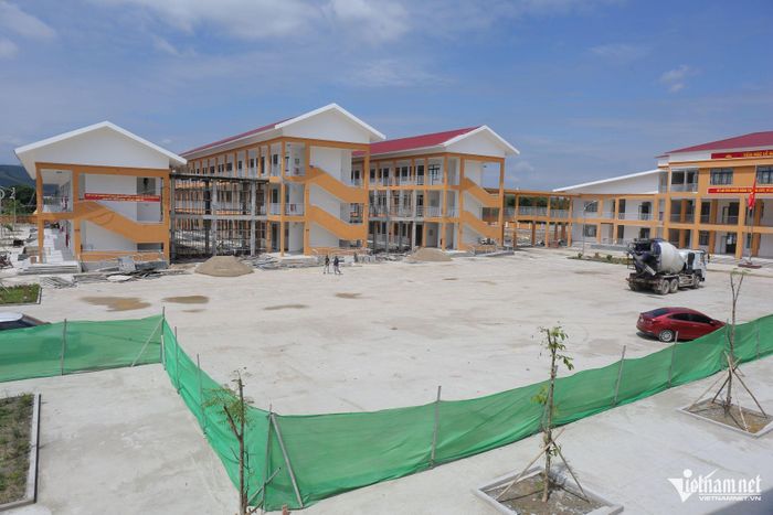 Hàng rào tạm ngăn cách khu vực học tập với công trường tại Trường Nội trú liên cấp Hạnh Lâm. Ảnh: Thanh Hải