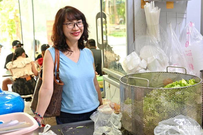 Chị Dung thường xuyên tới quán để thưởng thức hương vị tuổi thơ