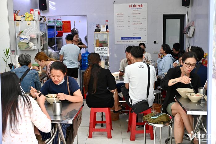 10h30, không phải khung giờ ăn trưa cao điểm, quán vẫn đông kín khách