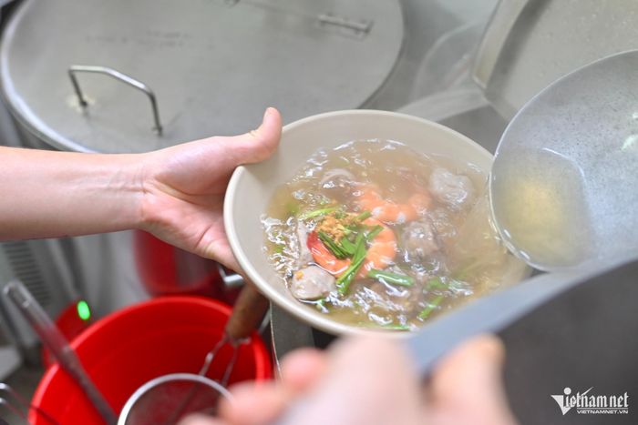 Nước dùng hủ tiếu trong vắt