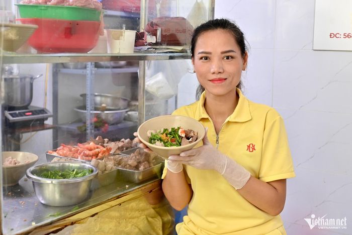 Chị Nhung, chủ quán hủ tiếu ở đường Bưởi, Hà Nội