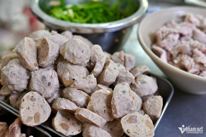 Chị Ngọc (ngồi giữa) rất thích nước dùng và món bò viên của quán