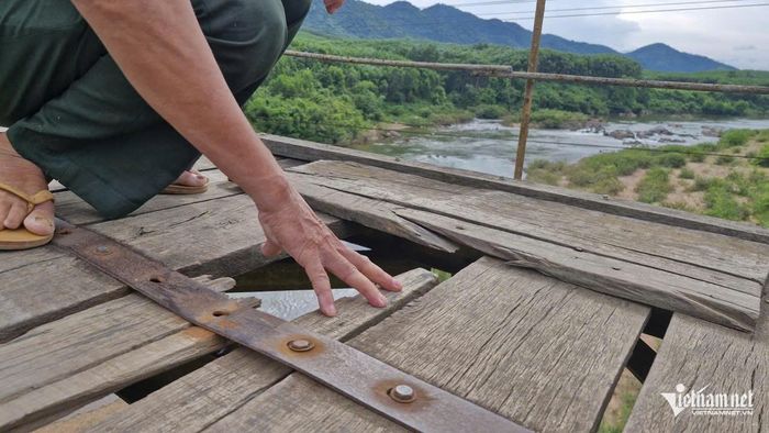 Ván gỗ lát mặt cầu treo Kim Tiến bị gãy, tiềm ẩn nhiều nguy cơ gây tai nạn