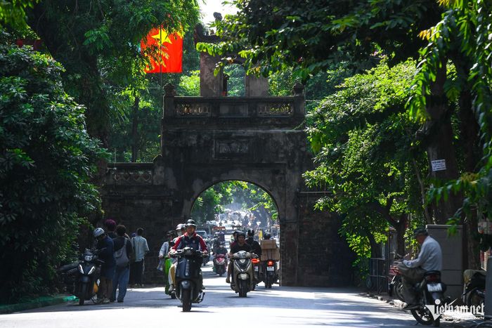 Từ ngày 7 đến 9/10/1954, các đơn vị bộ đội đã đi qua 5 cửa ô gồm Quan Chưởng, Cầu Giấy, Cầu Dền, Đống Mác, Chợ Dừa, tiến vào tiếp quản Thủ đô. Cửa ô Quan Chưởng vẫn được bảo tồn đến nay và là cửa ô duy nhất còn lại của kinh thành Thăng Long xưa. Ảnh: Thạch Thảo