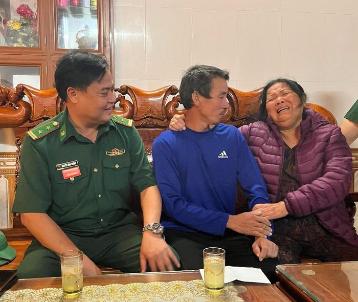 Người thân khóc nghẹn khi anh Cường trở về nhà an toàn. Ảnh: BĐBP cung cấp