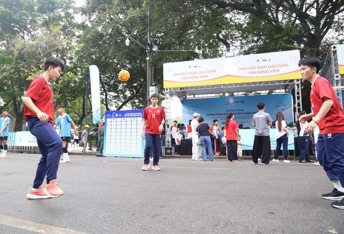 Các nhà vô địch Asiad môn cầu mây biểu diễn, giao lưu với người hâm mộ.