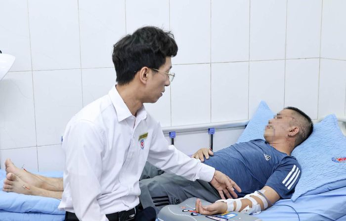 Đại diện Bệnh viện Đa khoa 115 Nghệ An thăm hỏi, động viên anh Nguyễn Viết Q. Ảnh: Bệnh viện 115 Nghệ An
