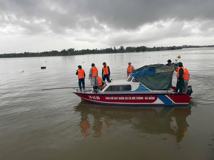 Lực lượng chức năng tìm kiếm người đàn ông mất tích trên sông Trường Giang. Ảnh: K.N