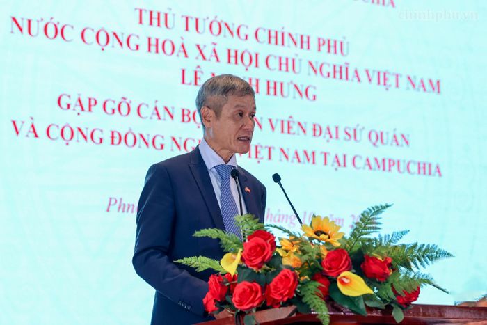 Đại sứ Việt Nam tại Campuchia Nguyễn Minh Vũ báo cáo - Ảnh: chinhphu.vn/Nhật Bắc