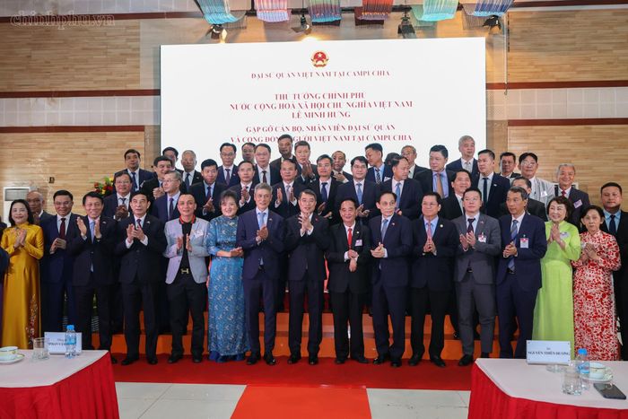 Thủ tướng và đại diện cộng đồng người gốc Việt tại Campuchia; cán bộ, nhân viên Đại sứ quán, các cơ quan đại diện Việt Nam tại Campuchia - Ảnh: chinhphu.vn/Nhật Bắc