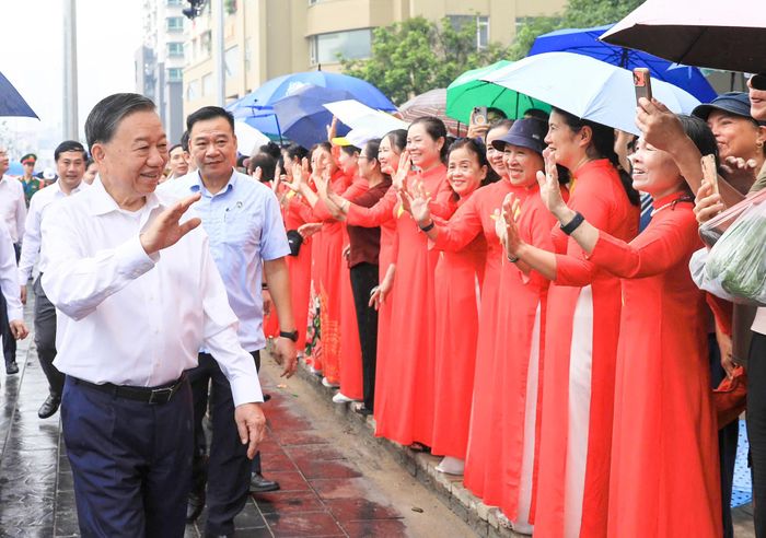 Tổng Bí thư, Chủ tịch nước Tô Lâm với người dân Thủ đô. Ảnh: Quang Thái