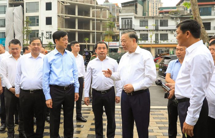 Tổng Bí thư, Chủ tịch nước Tô Lâm kiểm tra tiến độ thi công Dự án bãi đỗ xe, cây xanh thuộc khu vực giữa đường Vành đai 1 và đường La Thành (địa bàn phường Ô Chợ Dừa). Ảnh: Quang Thái
