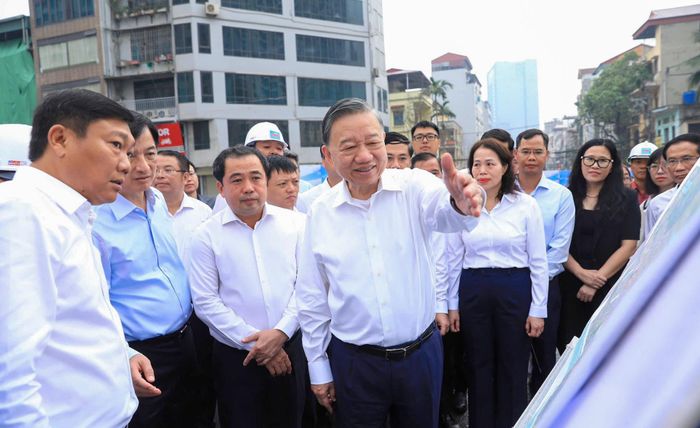 Tổng Bí thư, Chủ tịch nước Tô Lâm kiểm tra tiến độ dự án đường Vành đai 2,5 đoạn qua địa bàn phường Cầu Giấy. Ảnh: Quang Thái