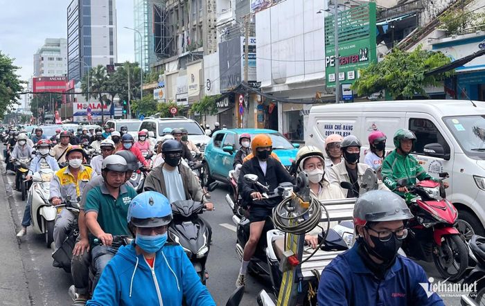 Ùn xe cục bộ trên đường Nguyễn Thị Minh Khai. Ảnh: TK
