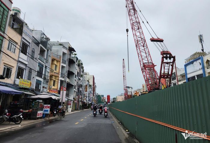 Rào chắn thi công dự án metro Bến Thành - Tham Lương trên đường Cách Mạng Tháng Tám. Ảnh: TK