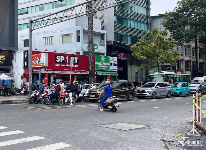 Phát hiện tuyến đường Nguyễn Thị Minh Khai chuyển thành một chiều, một phụ nữ lúng túng quay đầu xe. Ảnh: TK