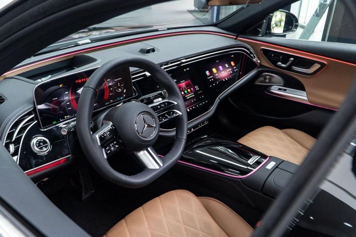 Khoang nội thất của BMW 530i M Sport và Mercedes-Benz E 300 AMG