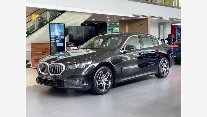 Tại Việt Nam, Lexus ES 350h – Lexus ES thế hệ thứ 8 mới ra mắt ngày 7/10/2026, Mercedes-Benz E 200 Avantgarde E-Class thế hệ W214 ra mắt 16/10/2025 và BMW 520i – BMW 5 Series thế hệ G60 ra mắt 6/6/2025.