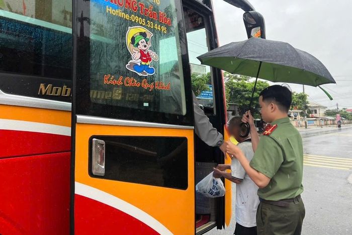 Công an xã Điện Bàn Tây hỗ trợ người đàn ông lên xe khách trở về với gia đình. Ảnh: CACC