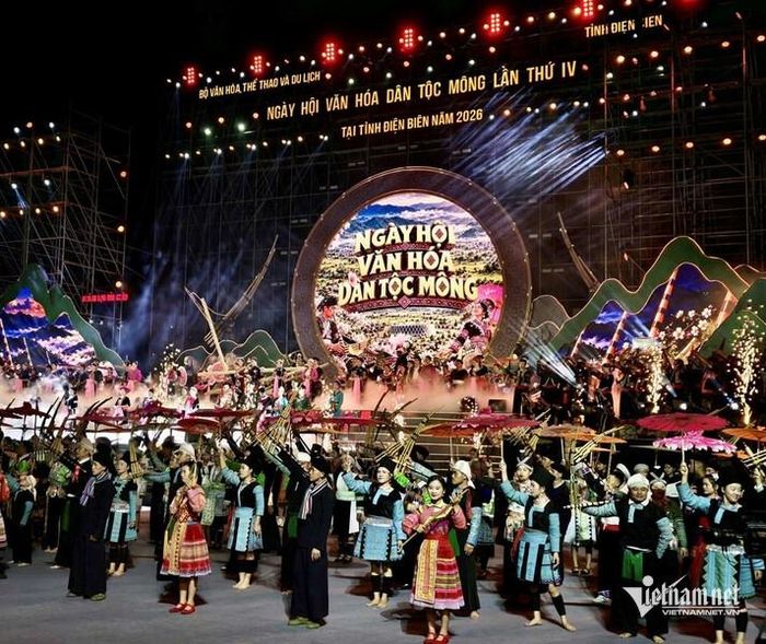 Chương trình nghệ thuật "Sắc màu văn hóa dân tộc Mông - Hội tụ và tỏa sáng" tái hiện những sắc màu tiêu biểu trong đời sống văn hóa của đồng bào dân tộc Mông
