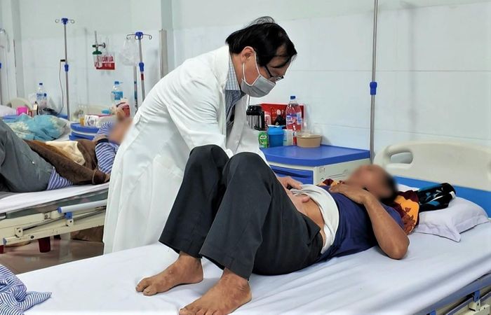 Bác sĩ Bệnh viện đa khoa Phúc Hưng thăm khám cho bệnh nhân nghi ngộ độc thực phẩm. Ảnh: Phúc Hưng