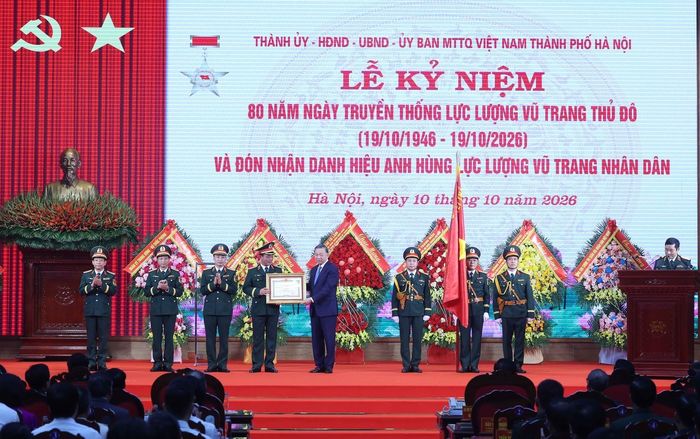 Tổng Bí thư, Chủ tịch nước Tô Lâm trao danh hiệu Anh hùng Lực lượng vũ trang nhân dân tặng Bộ Tư lệnh Thủ đô Hà Nội. Ảnh: TTXVN