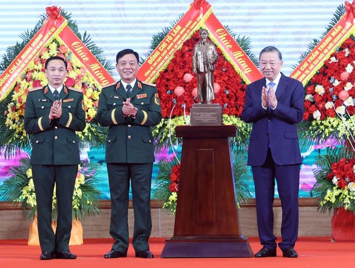 Tổng Bí thư, Chủ tịch nước tặng bức tượng Chủ tịch Hồ Chí Minh cho Bộ Tư lệnh Thủ đô Hà Nội. Ảnh: TTXVN