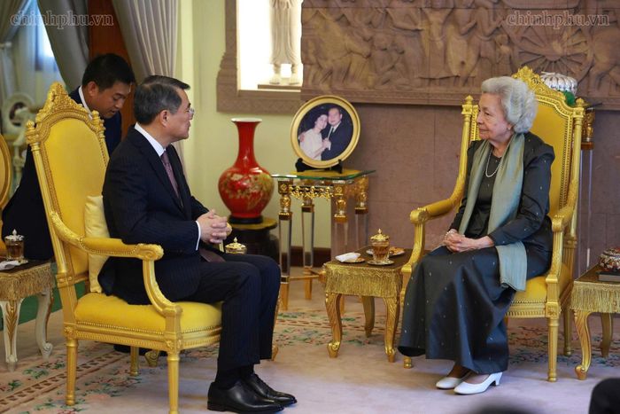 Thủ tướng Lê Minh Hưng chào Hoàng Thái hậu Norodom Monineath Sihanouk. Ảnh: Chính phủ