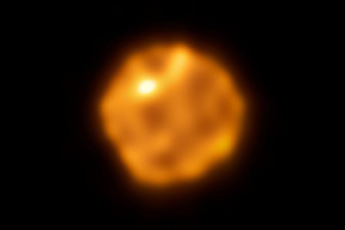Hình ảnh sao Betelgeuse do Mảng kính thiên văn vô tuyến Atacama (ALMA) ghi lại vào năm 2023 cho thấy bầu khí quyển gồ ghề của ngôi sao này. Nguồn: ALMA(ESO/NAOJ/NRAO)/W. Dent và cộng sự.