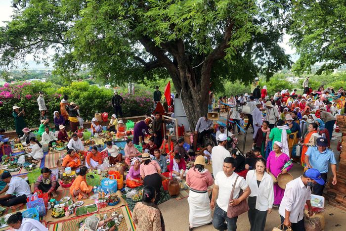 Người dân đổ về Di tích quốc gia đặc biệt tháp Pô Klong Garai ở phường Đô Vinh tham dự lễ Katê. Ảnh: Xuân Ngọc