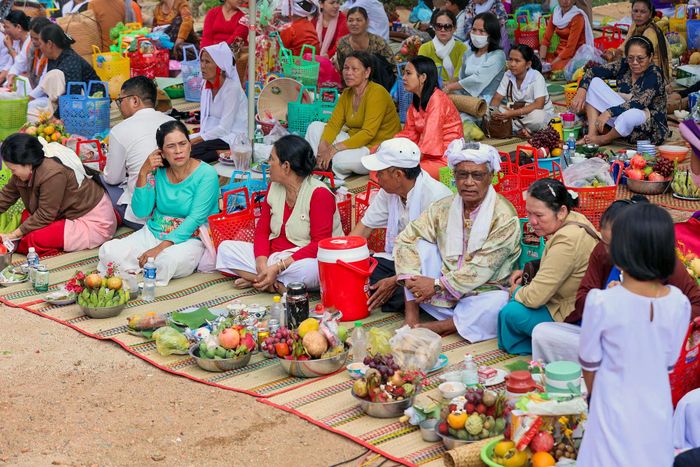 Người Chăm đội lễ vật đến tháp Pô Klong Garai để cầu cho mưa thuận gió hòa, mùa màng bội thu... Ảnh: Xuân Ngọc