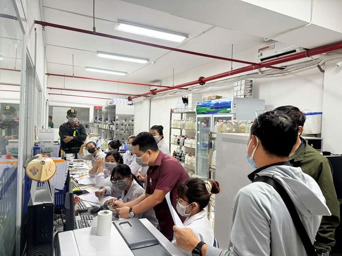 Lực lượng công an khám xét các công ty. Ảnh: CA