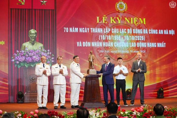 Tổng Bí thư, Chủ tịch nước Tô Lâm tặng quà cho CLB CAHN.