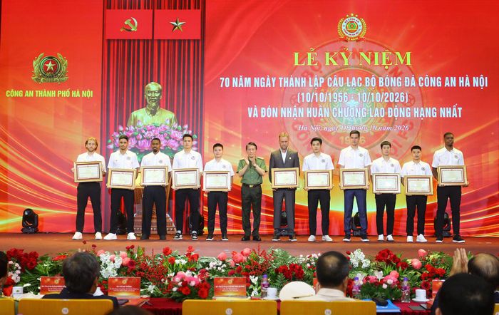 Bộ trưởng Bộ Công an và Chủ tịch UBND TP Hà Nội quyết định tặng bằng khen, LĐBĐ Việt Nam tặng kỷ niệm chương “Vì sự nghiệp bóng đá Việt Nam”, Giám đốc Công an TP Hà Nội quyết định tặng giấy khen cho các tập thể, cá nhân xuất sắc của CLB CAHN.