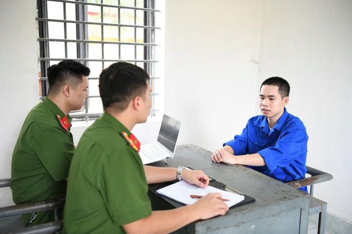 Cơ quan công an lấy lời khai của Nguyễn Văn Nam. Ảnh: CACC