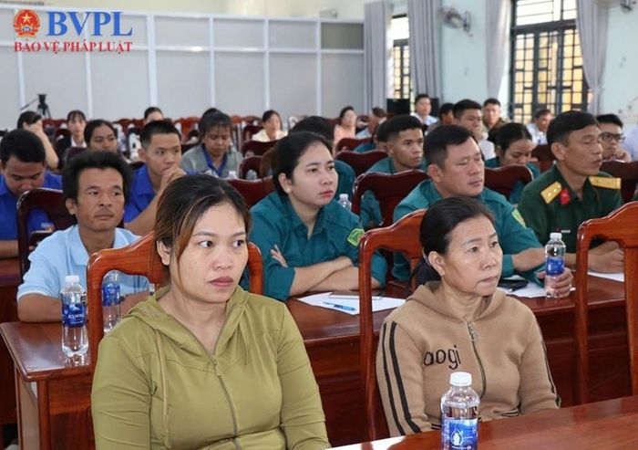 Các đại biểu và nhân dân xã Đăk Ơ tham dự buổi tuyên truyền.