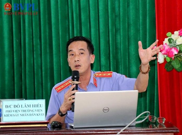  Đồng chí Đỗ Lâm Hiếu, Phó Viện trưởng VKSND khu vực 13, TP Đồng Nai tuyên truyền tại hội nghị.