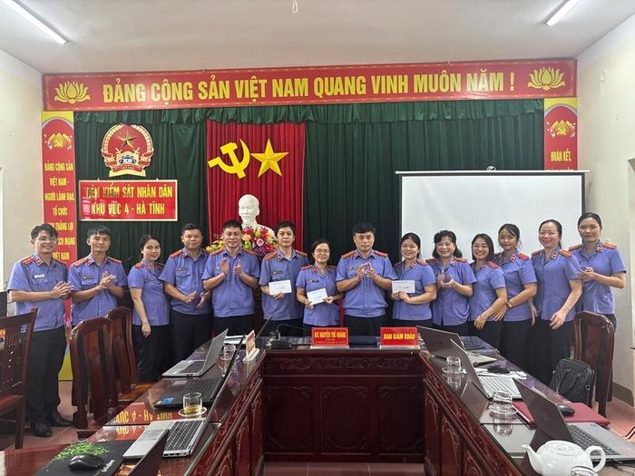  Lãnh đạo VKSND khu vực 4 trao quà cho các đồng chí đạt giải.