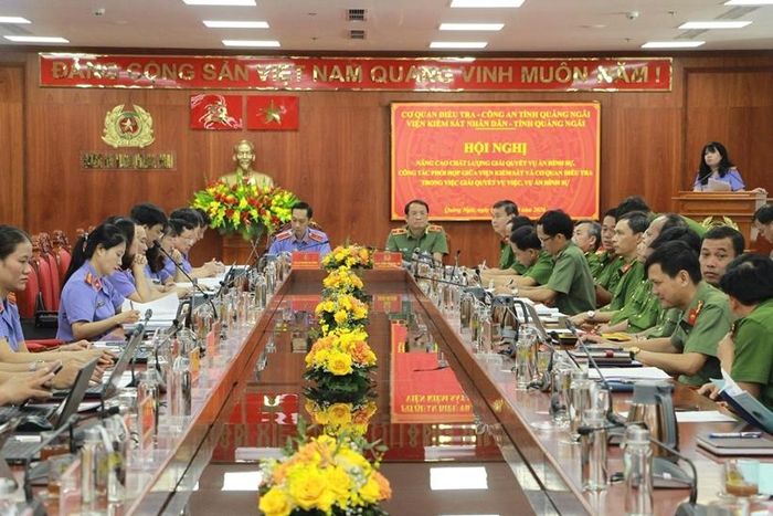 Viện trưởng VKSND khu vực 1, Quảng Ngãi trình bày tham luận “Thực trạng, giải pháp nâng cao chất lượng giải quyết vụ án hình sự, công tác phối hợp giữa Viện kiểm sát và Cơ quan điều tra”.