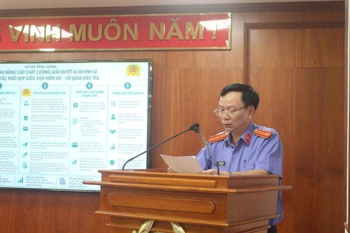 Trưởng phòng, Phòng Công tố và kiểm sát điều tra, kiểm sát xét xử sơ thẩm án trật tự xã hội VKSND tỉnh Quảng Ngãi trình bày tham luận “Thực trạng, giải pháp hạn chế án trả hồ sơ để điều tra bổ sung”.