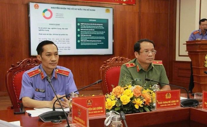 Thiếu tướng Hồ Song Ân - Giám đốc Công an tỉnh và đồng chí Nguyễn Cao Cường - Viện trưởng VKSND tỉnh Quảng Ngãi đồng chủ trì hội nghị.