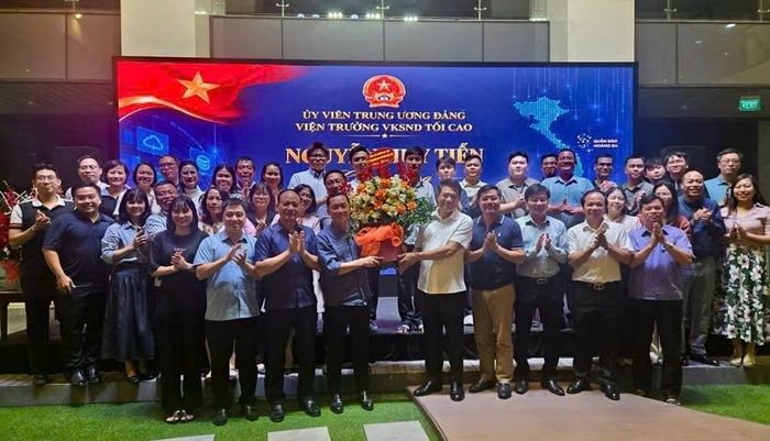 Viện trưởng VKSND tối cao Nguyễn Huy Tiến cùng thủ trưởng một số đơn vị chúc mừng tập thể Lãnh đạo, cán bộ, công chức, người lao động của Cục 2, nhân ngày Chuyển đổi số Quốc gia (10/10).