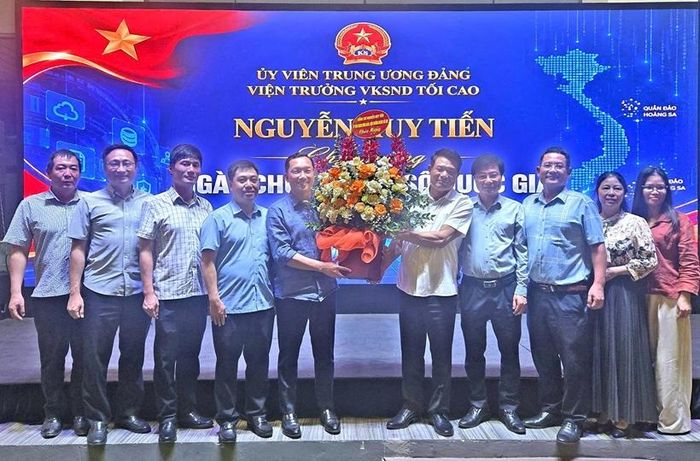 Viện trưởng VKSND tối cao Nguyễn Huy Tiến chúc mừng Lãnh đạo chủ chốt Cục 2, nhân ngày Chuyển đổi số Quốc gia (10/10).