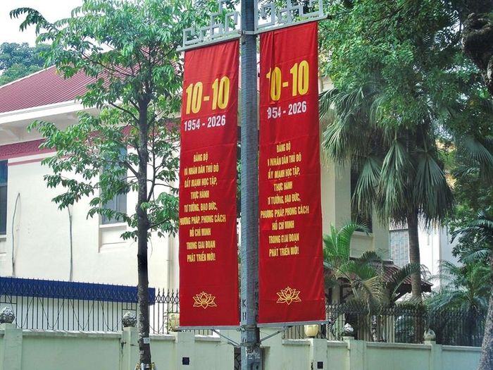 Các tấm pano tuyên truyền được treo dọc các tuyến đường chính của Thủ đô.